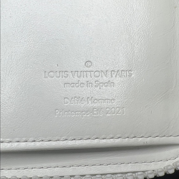 Louis Vuitton Cream/white Wallet with Character Art zippy wallet/clutch - Picture 11 of 12